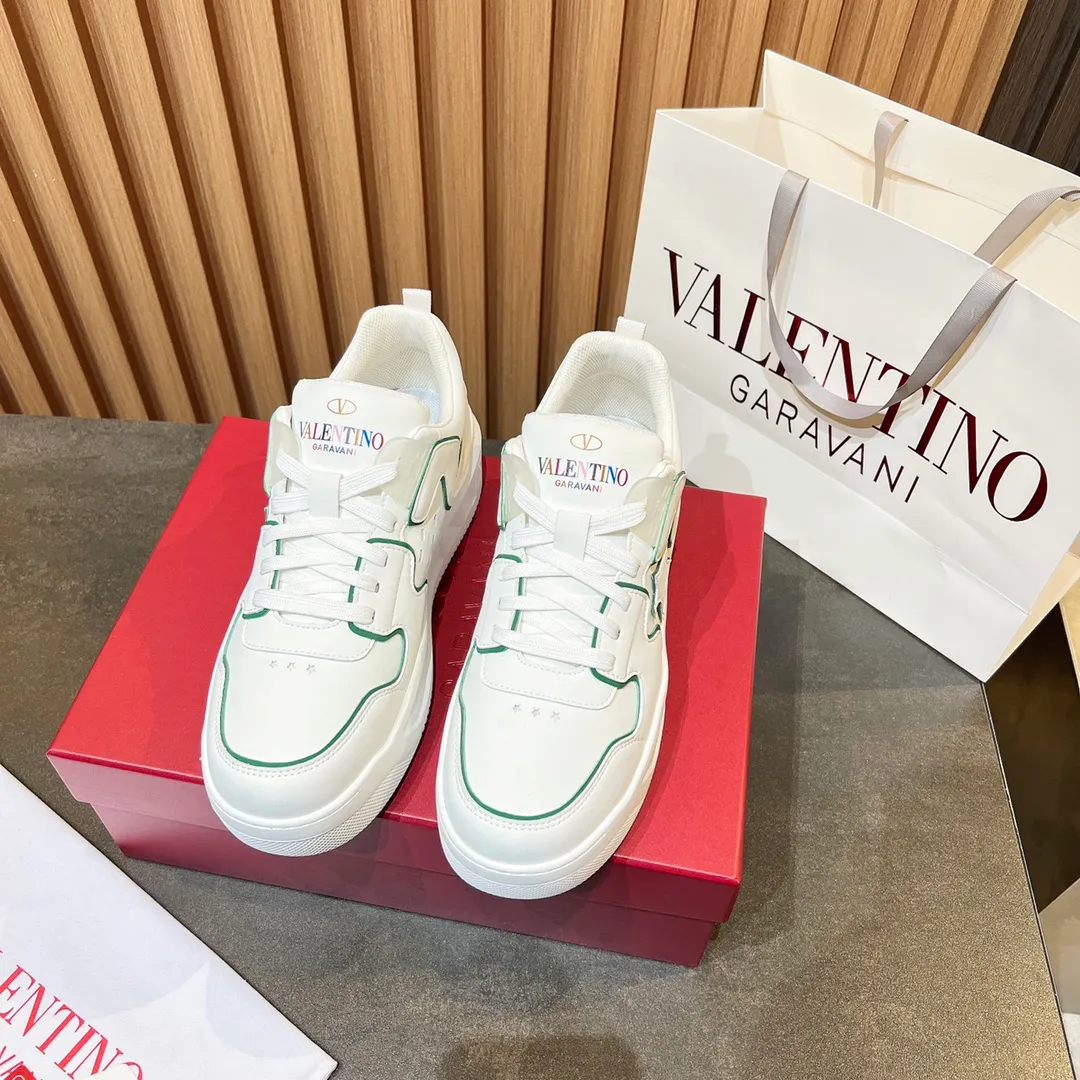 👟👟Ex-factory price 660👟👟 𝑽𝒂𝒍𝒆𝒏𝒕𝒊𝒏𝒐Valentino 𝑶𝒏𝒆𝑺𝒕𝒖𝒅 Couple casual sports shoes series Valentino 2024 new couple sports shoes are on sale. The original ZP was purchased and dismantled. Repeated pattern making and modification. I tried my best to restore it one to one! Top luxury masterpiece Signature five-pointed star design Soft and comfortable genuine leather with contrasting colors brings excellent and elegant texture and excellent on-foot comfort Top purchasing version upper: imported calfskin surface/original oil edge craftsmanship Outsole: original development 𝐓𝐏𝐔 two-color combination outsole Packaging: original configuration complete package Code number: 34-𝟒𝟓